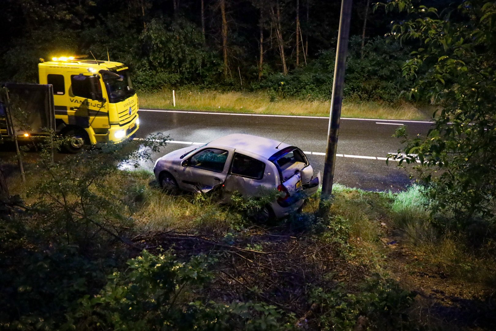 Bestuurder rijdt zijn net gekochte auto in de prak