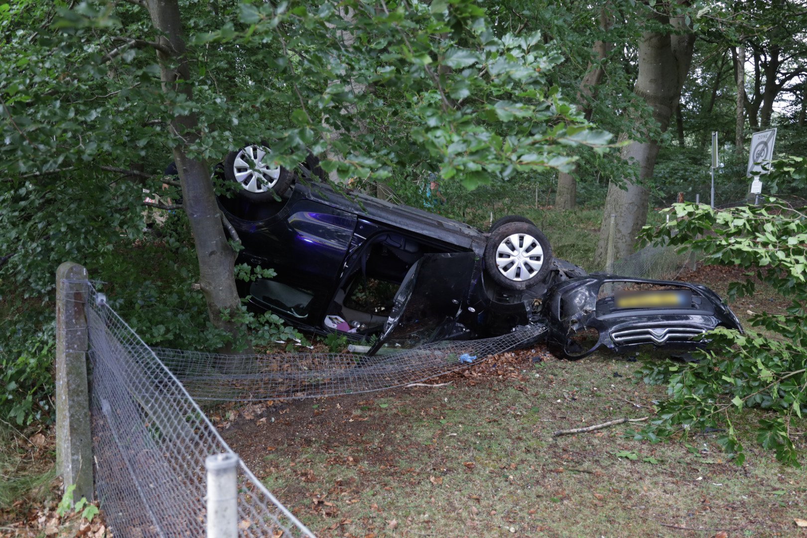 Man vliegt uit de bocht, mist drie bomen en belandt op dak in geitenweide