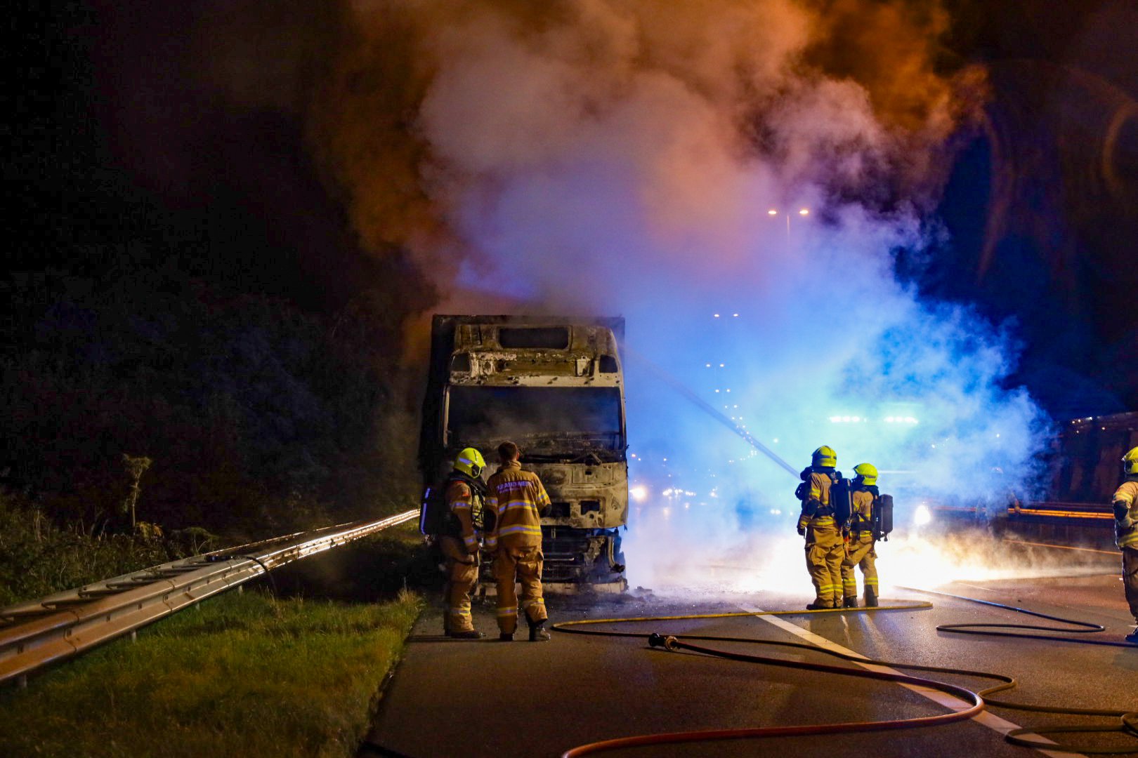 Vrachtwagen verwoest door felle brand op A12 Arnhem