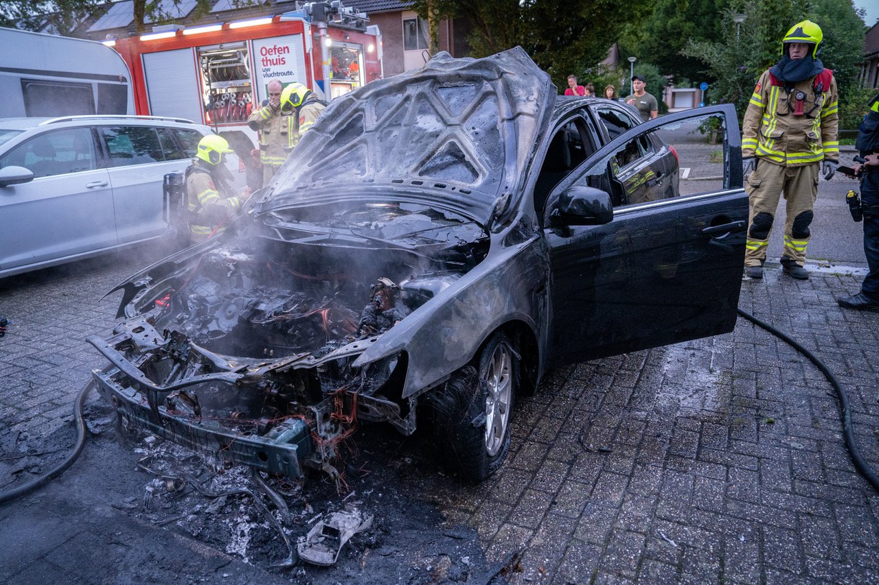 Politie onderzoek brandstichting auto