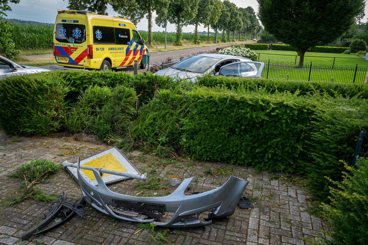 Auto door struiken na ongeval