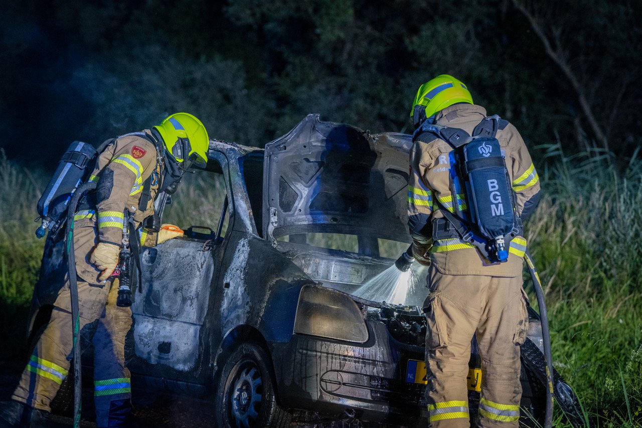 Geparkeerde auto brandt volledig uit