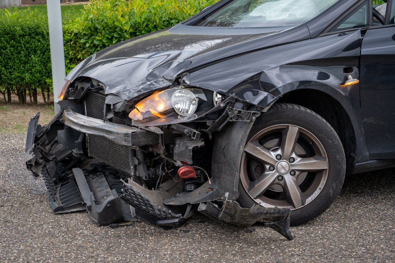 Aanrijding op kruispunt in Didam, voertuigen fors beschadigd