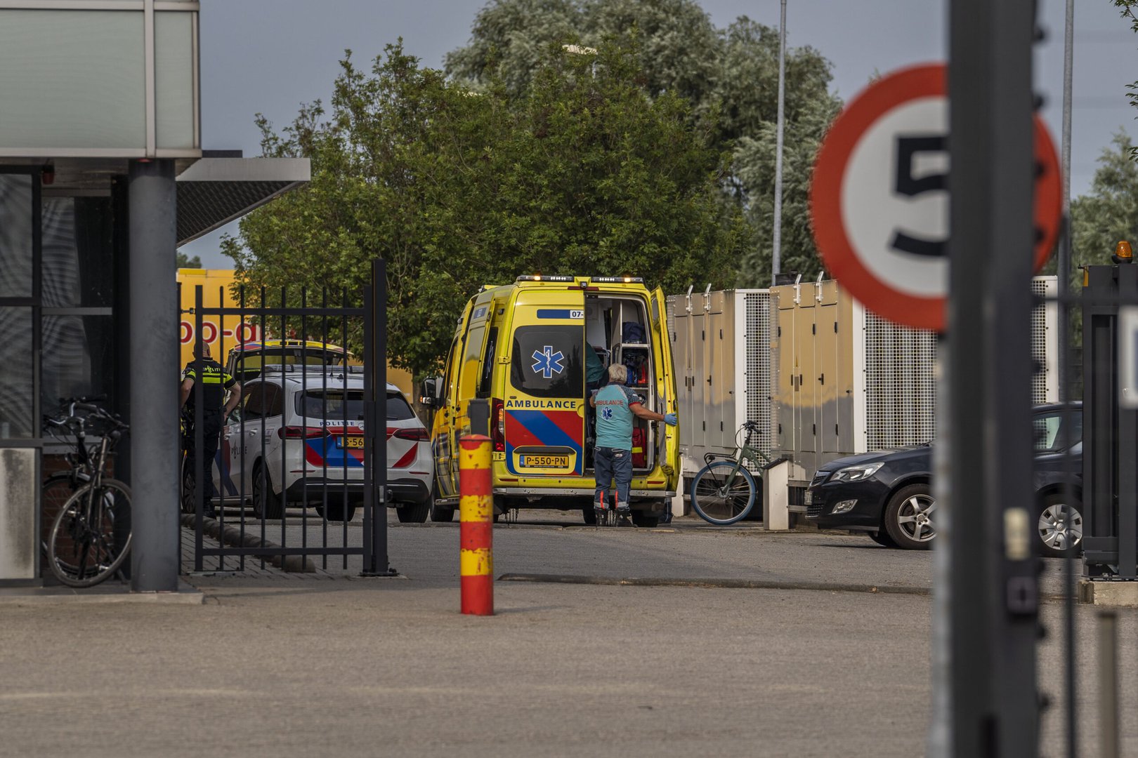 Man raakt gewond bij bedrijfsongeval