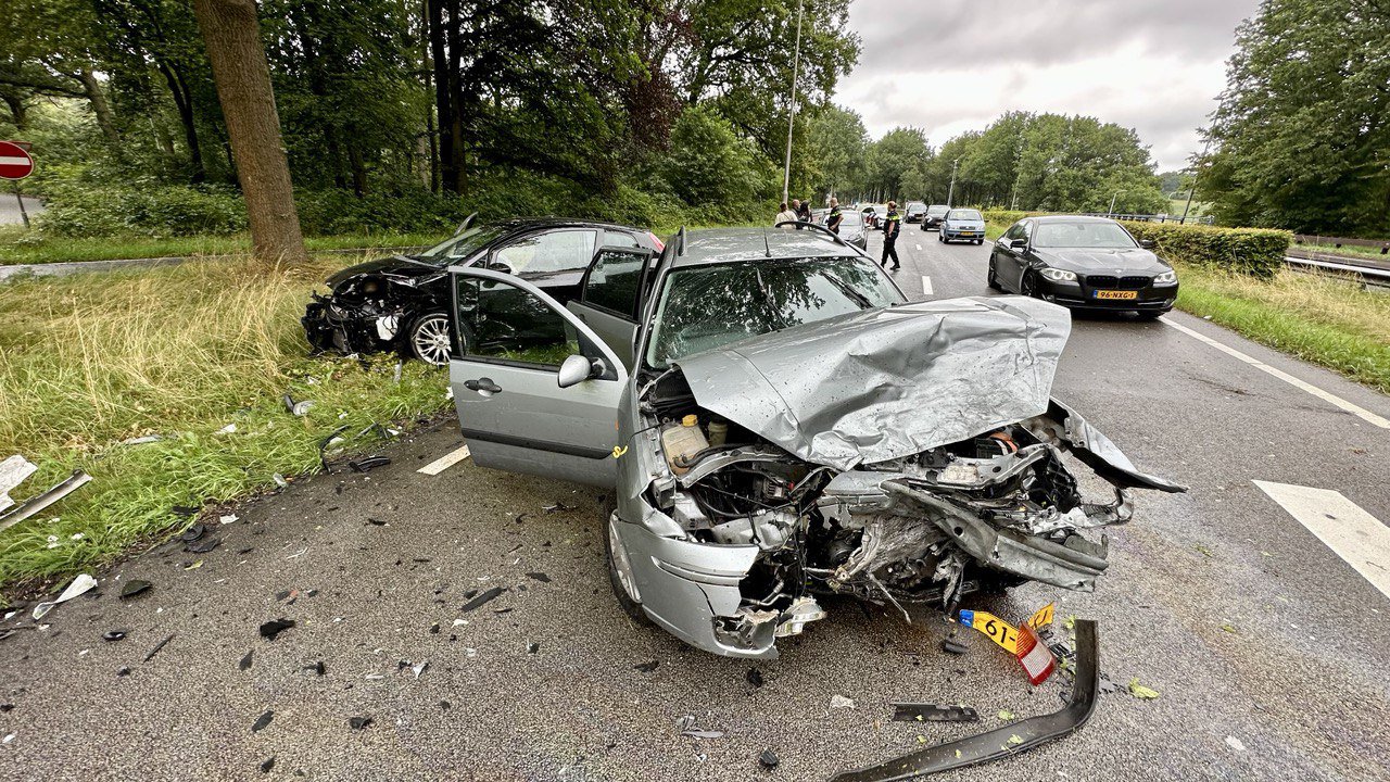 Gewonde bij frontale botsing tussen auto’s