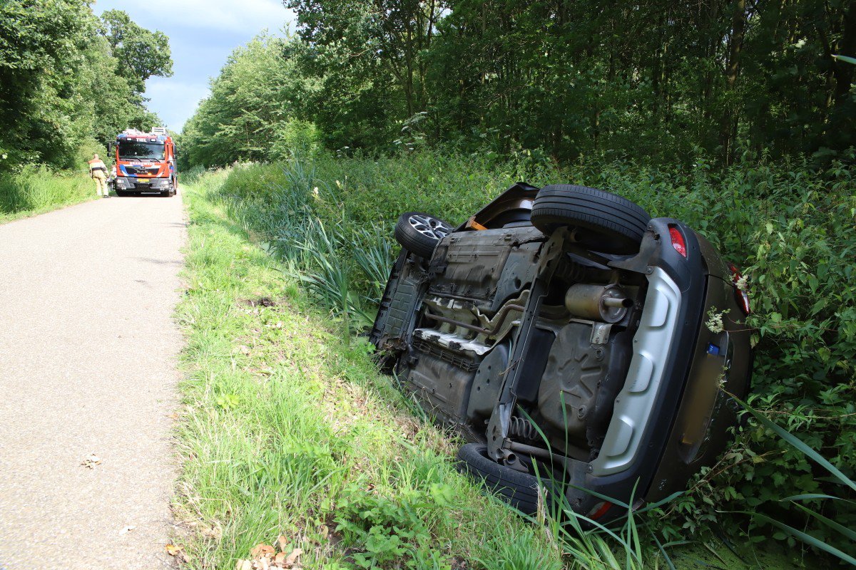 Automobilist eindigt in de sloot tijdens uitwijkmanoeuvre