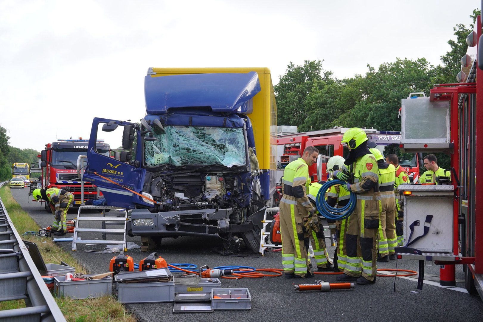UPDATE: Vrachtwagen rijdt in op file, chauffeur zit bekneld