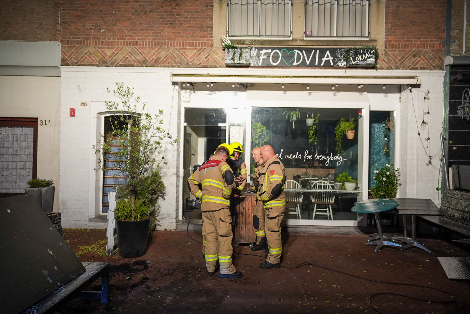 Bewoners ontdekken brandlucht en redden zichzelf in Arnhem