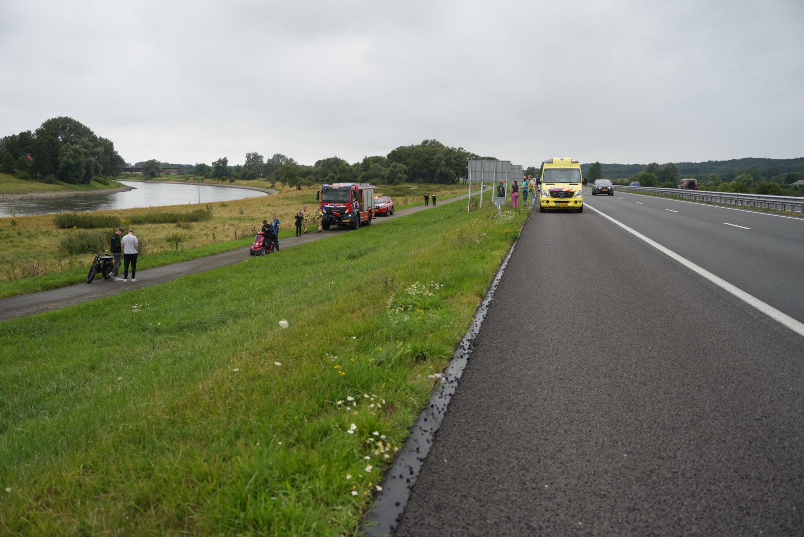 Auto rijdt van snelweg af en komt tot stilstand in de IJssel