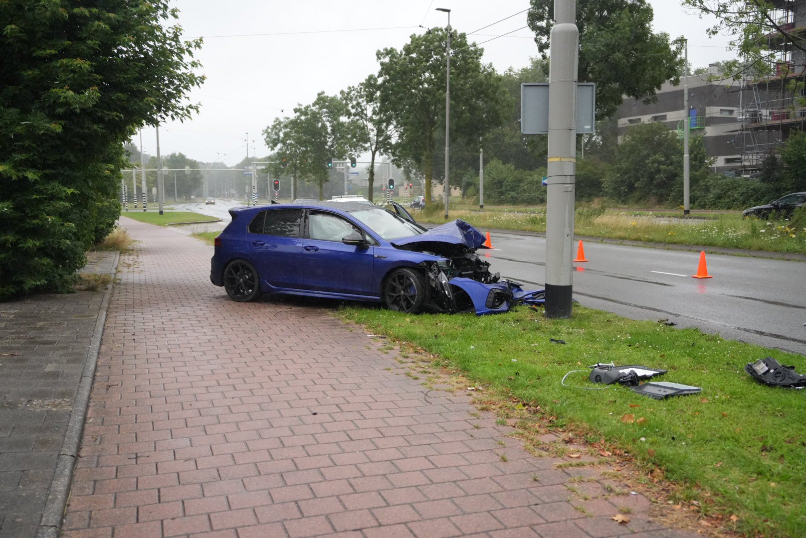 Auto total loss na aanrijding met trolleybusmast in Arnhem