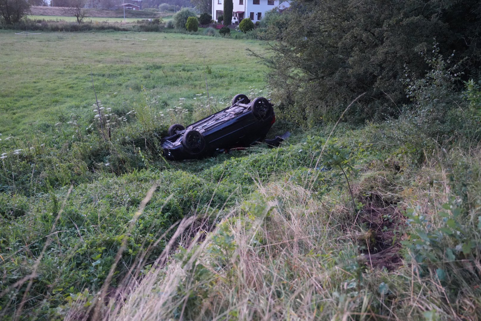 Automobilist slaat over de kop bij ongeval in Arnhem