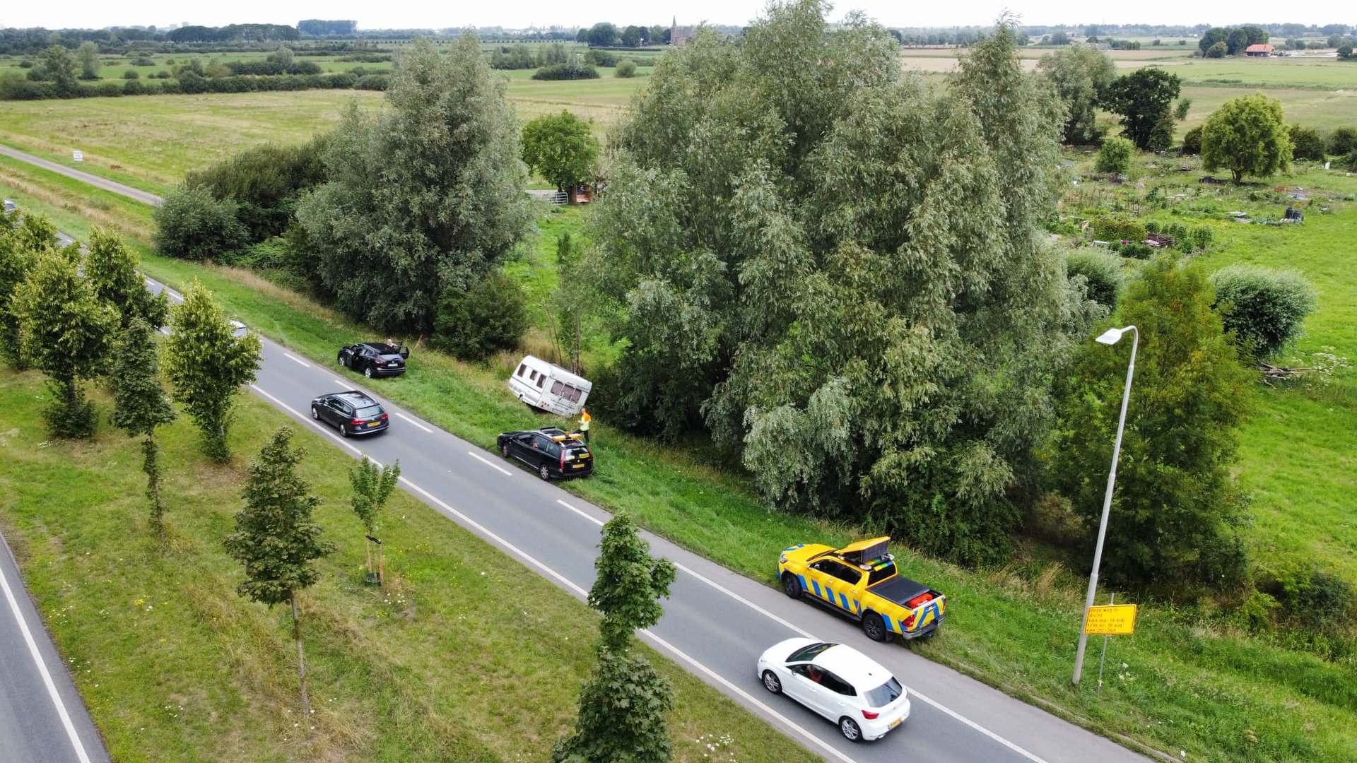 Losgeslagen caravan laat weg volledig sluiten vanwege berging
