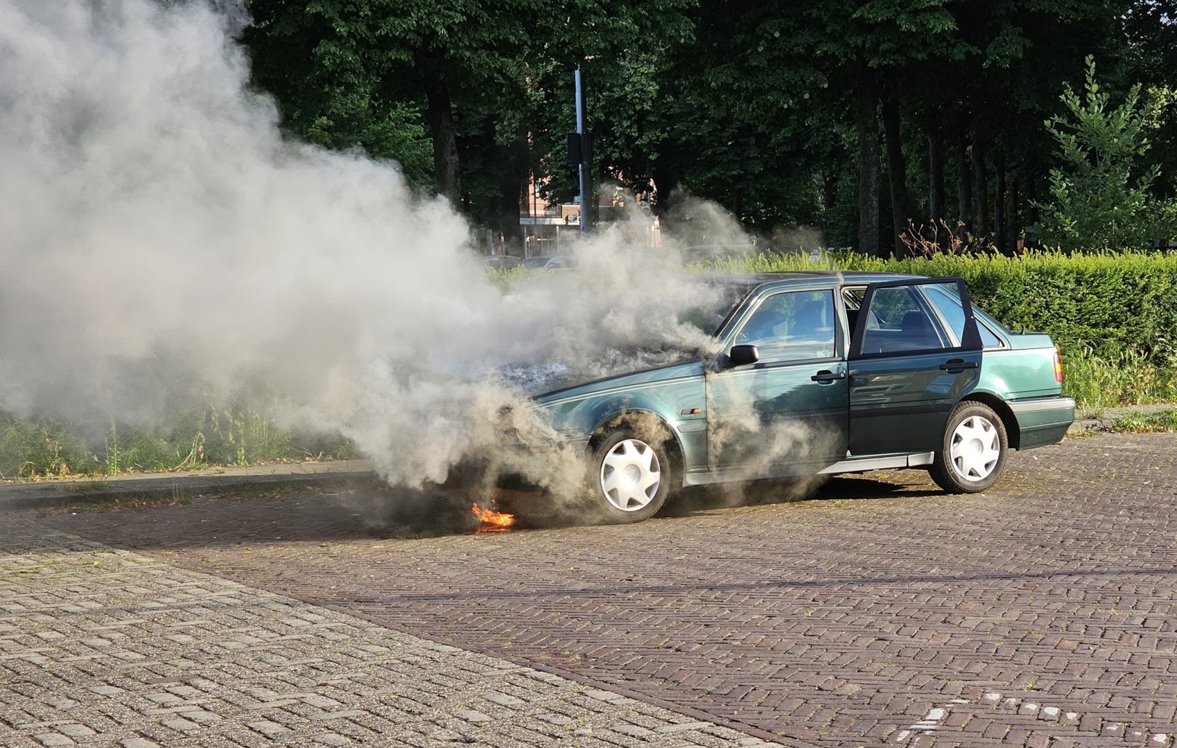 Auto vliegt in brand tijdens het rijden