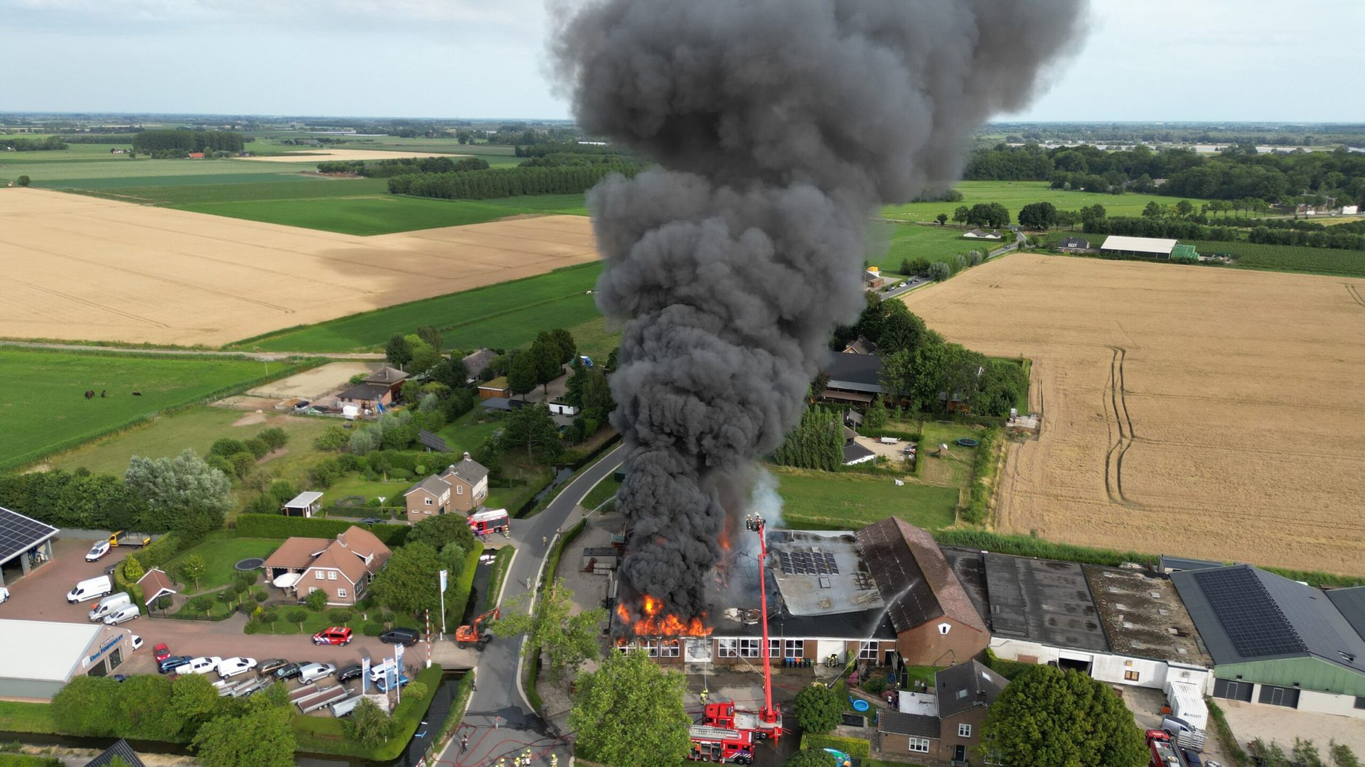 Foto’s: Grote brand in bouwbedrijf in Waardenburg