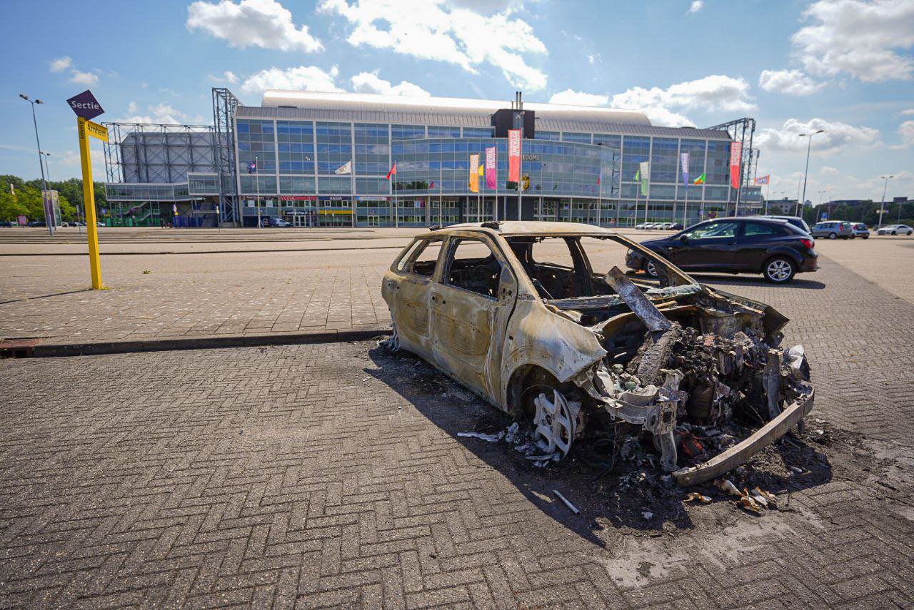 Auto volledig verwoest bij brand Gelredome