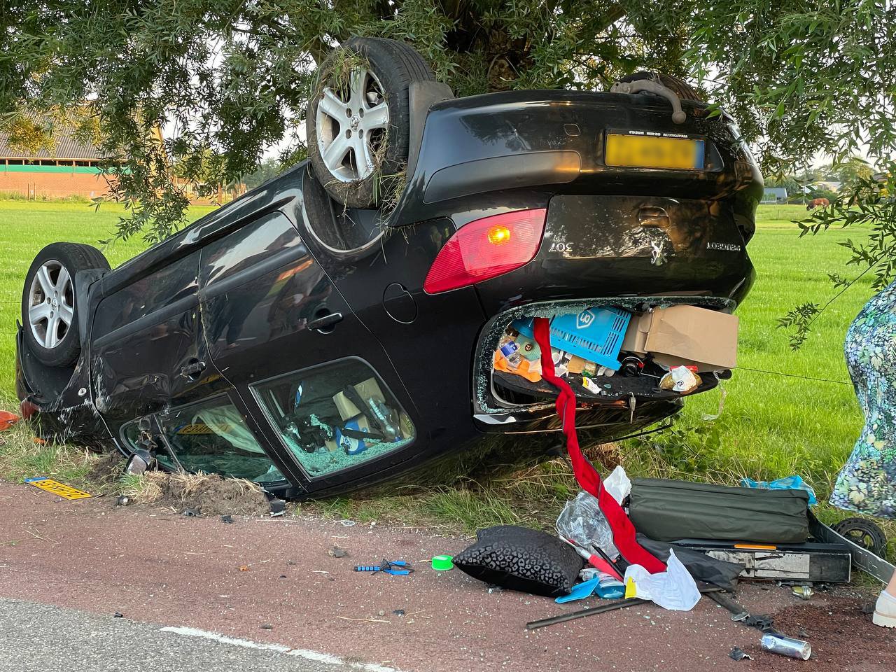 Verkeersongeval in Lunteren leidt tot vondst verboden wapen