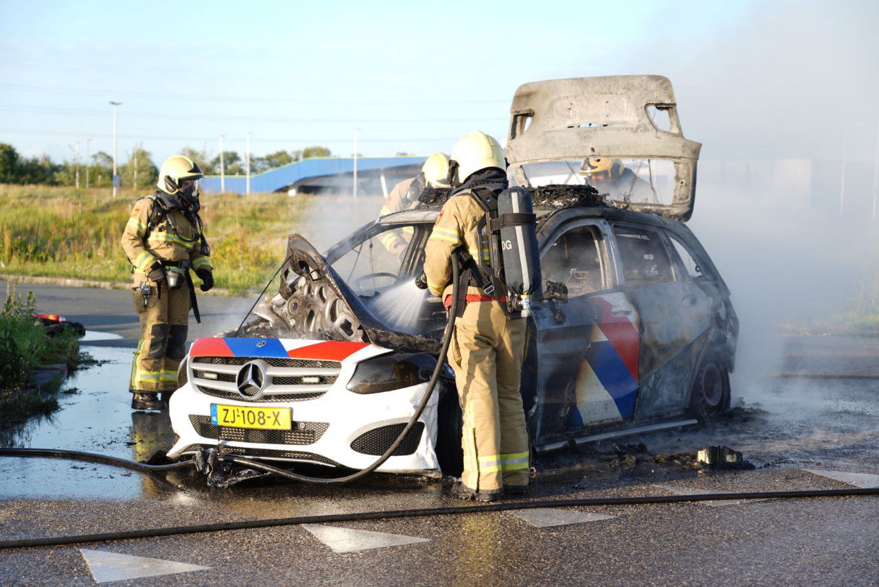 Politievoertuig vliegt in brand tijdens spoedrit