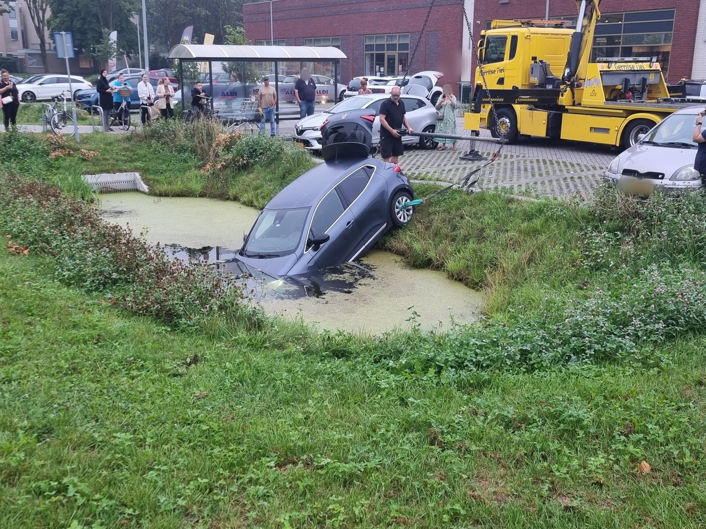 Auto belandt in de sloot nadat automobilist handrem vergeet