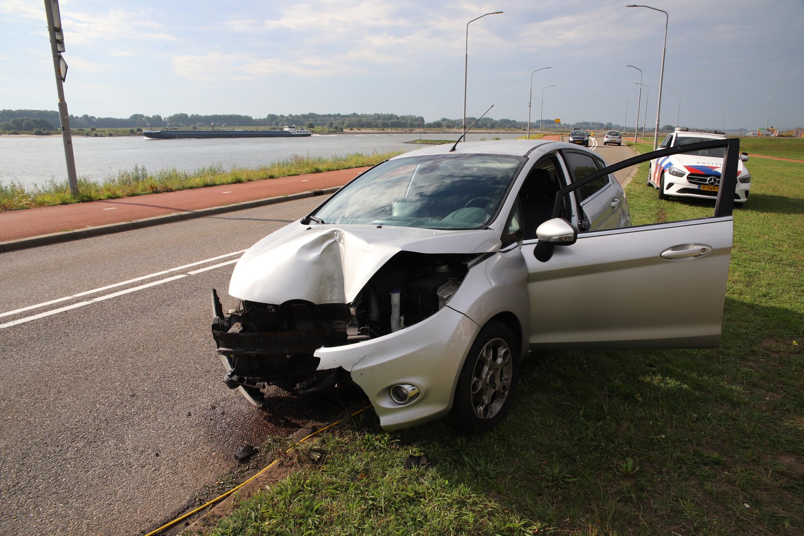 Automobilist botst tegen lantaarnpaal
