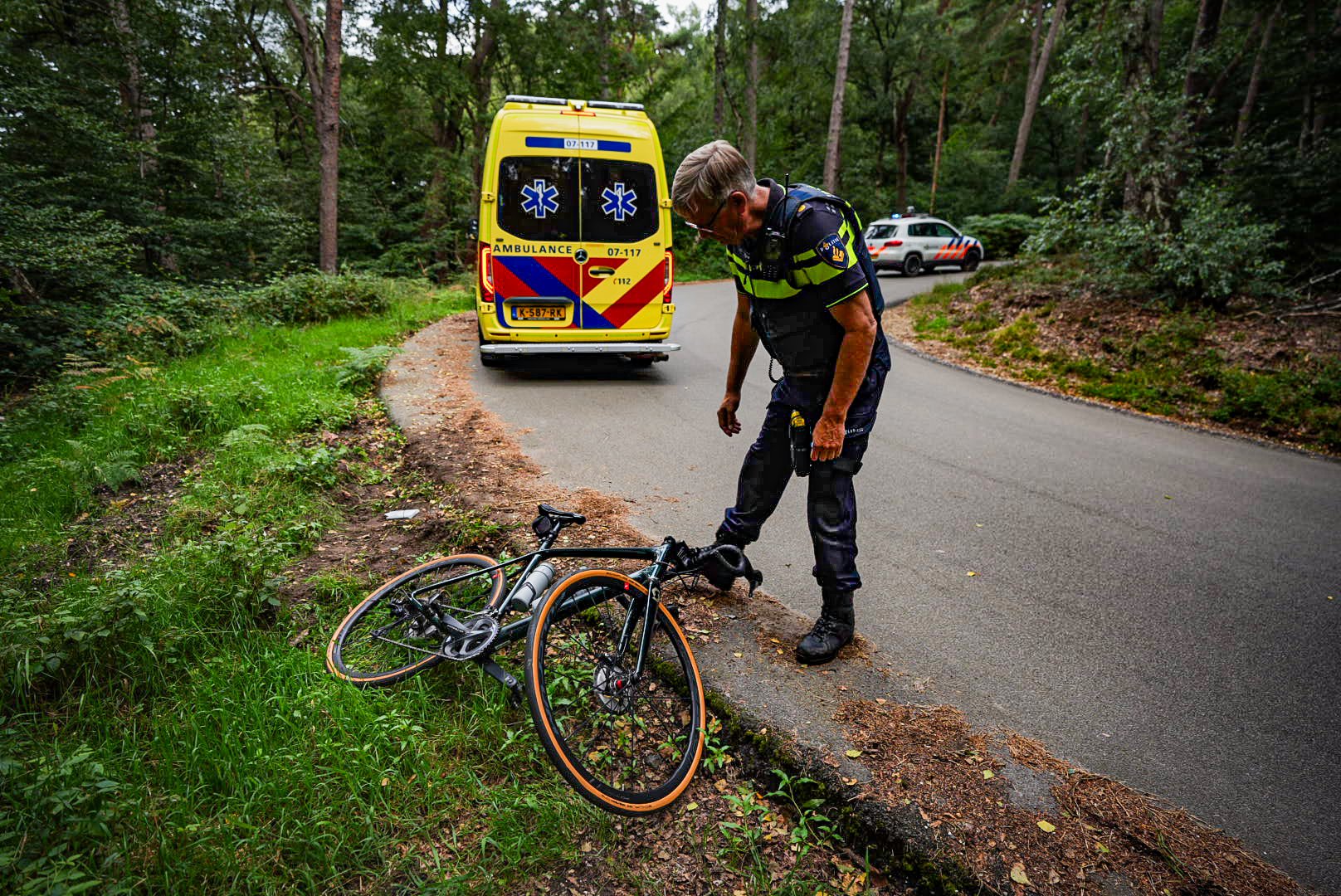 Wielrenner vliegt uit de bocht en raakt gewond