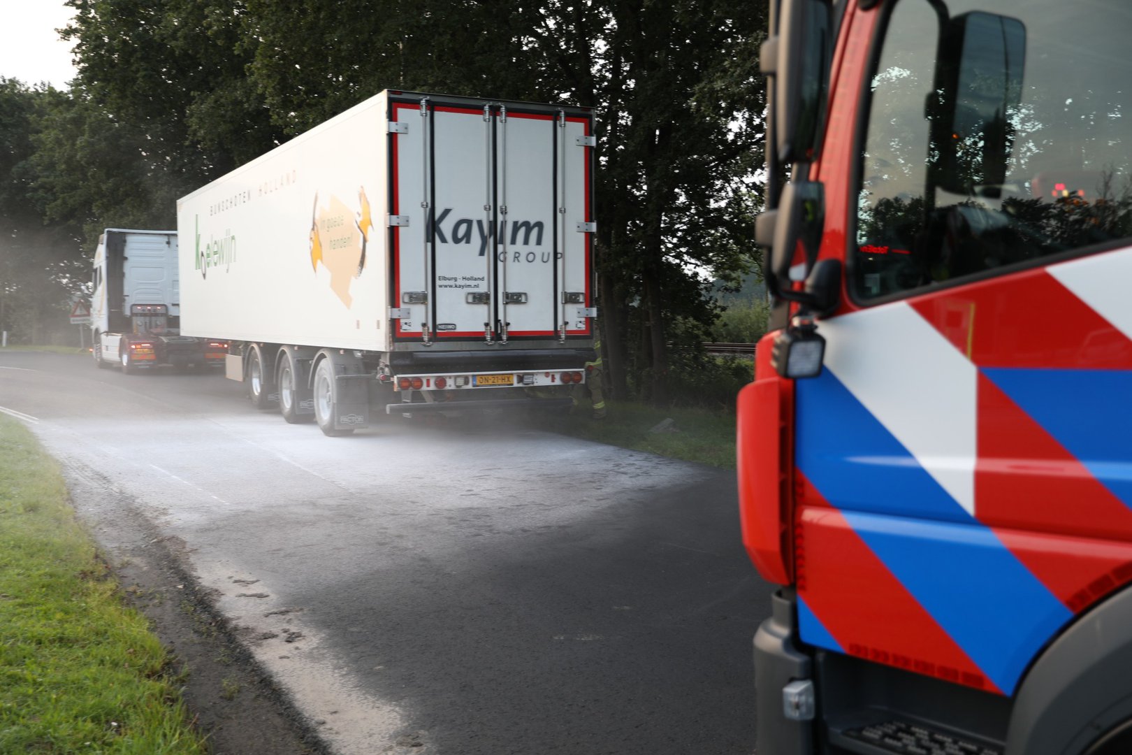 Vrachtwagentrailer vliegt in brand op snelweg