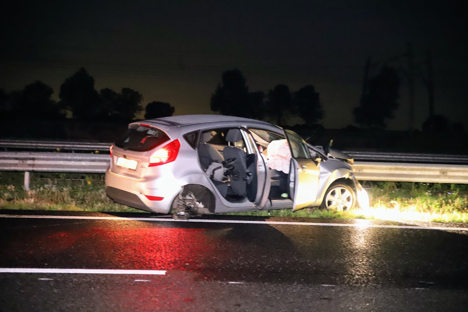Auto zwaar beschadigd bij botsing met vrachtwagen