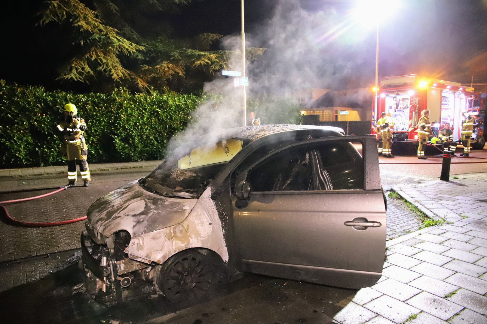 Politie onderzoekt autobrand, vermoedelijk brandstichting