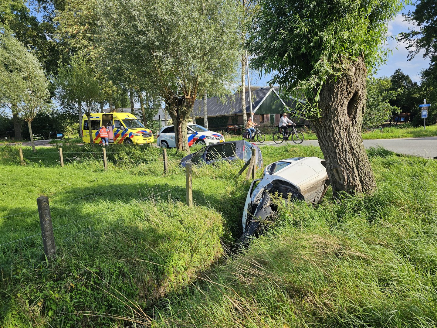 Twee auto’s belanden in sloot bij ongeluk
