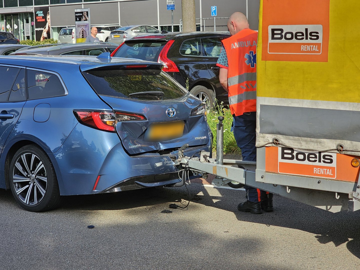 Aanrijding tussen bakwagen en personenauto met aanhanger in Wageningen