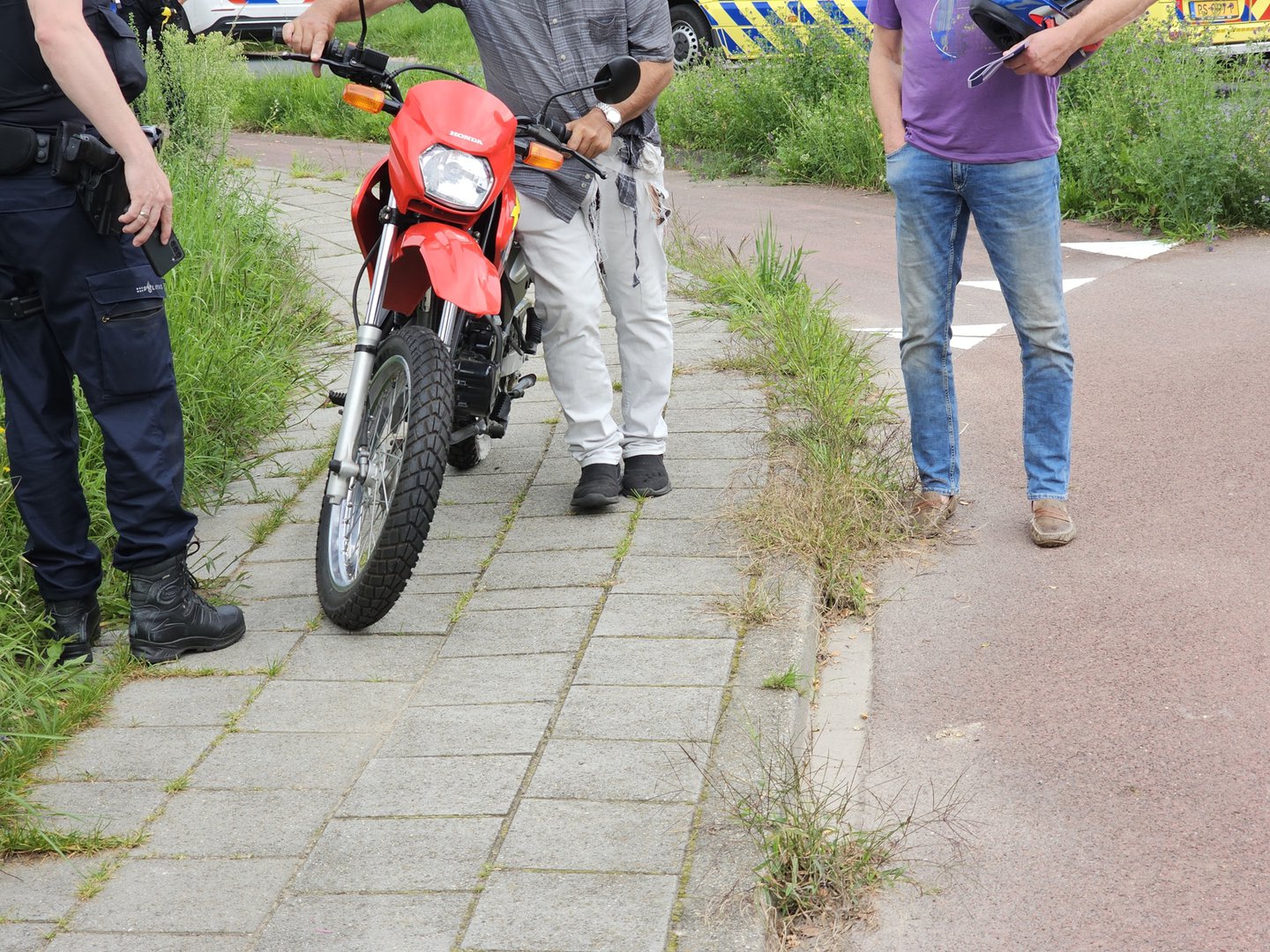 Motorrijder en auto botsen op rotonde