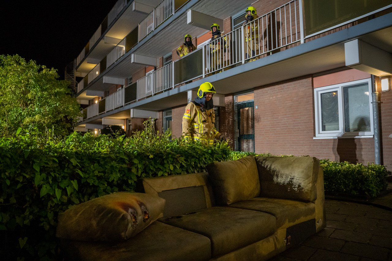 Buren blussen woningbrand bij verwarde man