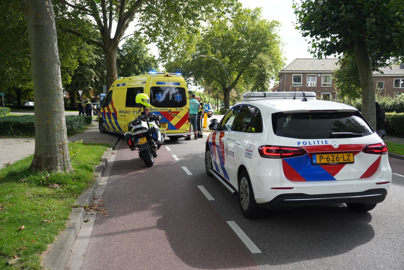 Voetganger geschept door auto op zebrapad