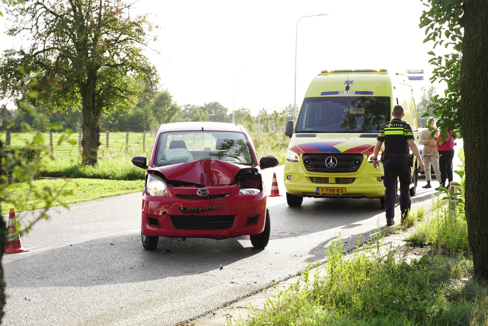Auto botst tegen boom, jonge vrouw gewond