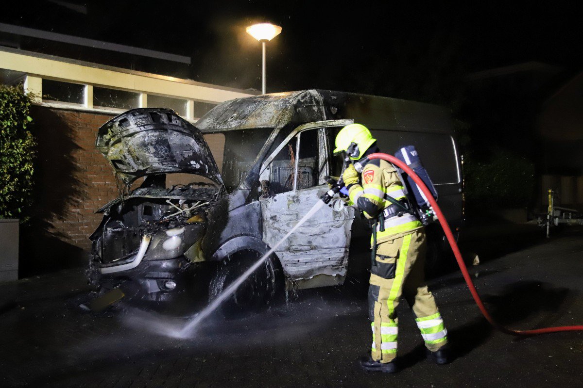 Bestelbus zwaar beschadigd door brand