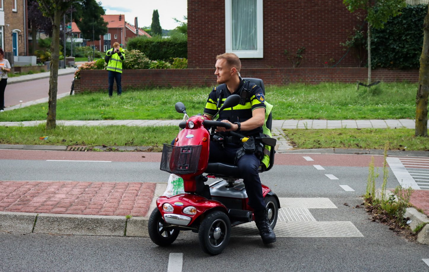 Agent brengt scootmobiel naar huis van gewonde vrouw