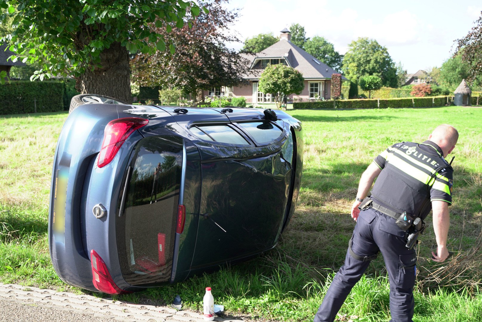 Auto komt op kant tot stilstand na botsing tegen boom in Wekerom