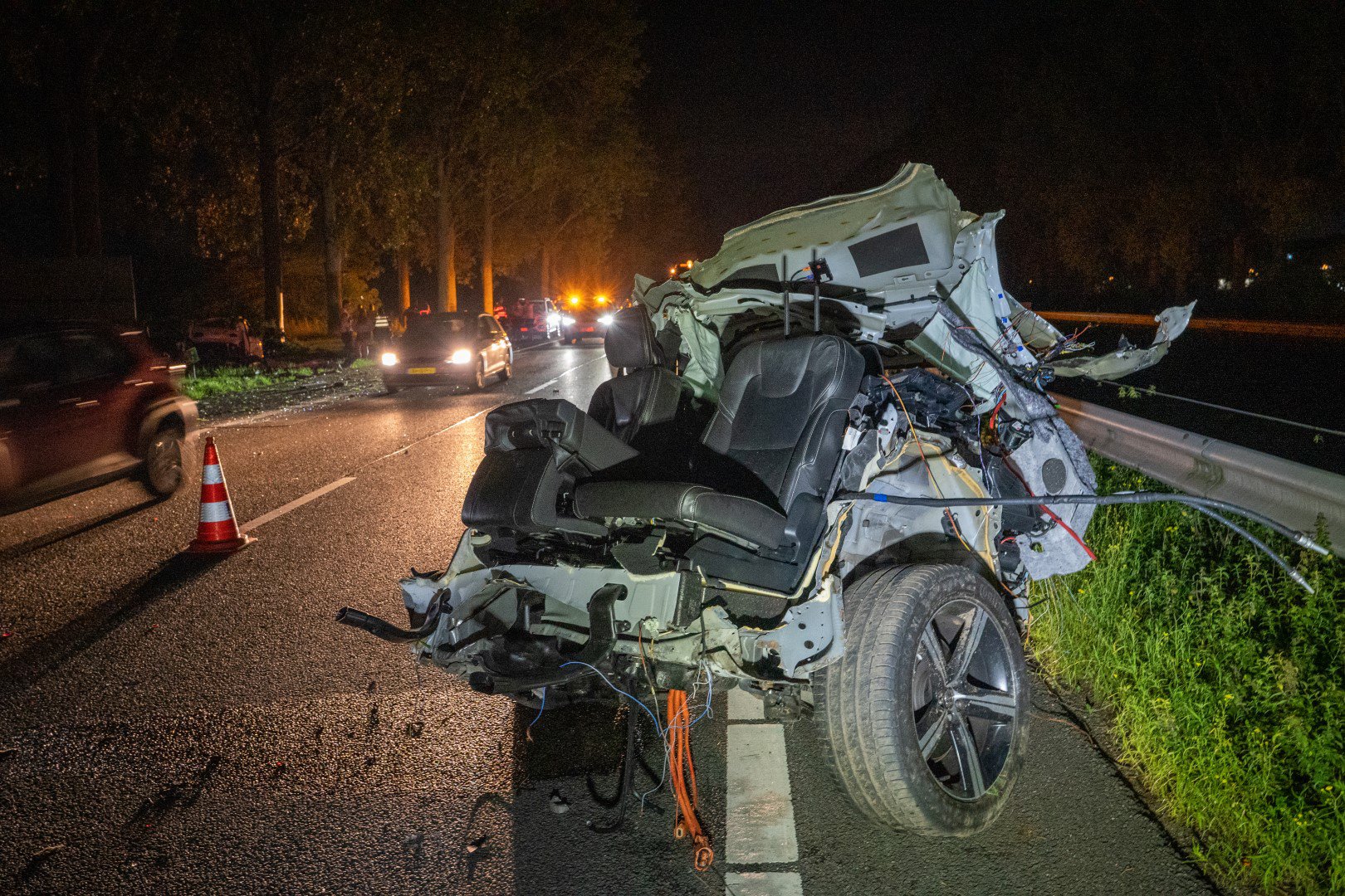 Auto in tweeën gescheurd bij heftig ongeluk A12
