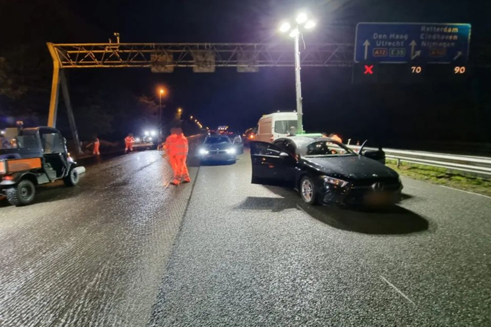 Bestuurder negeert rode kruizen en veroorzaakt gevaarlijke situatie op A12