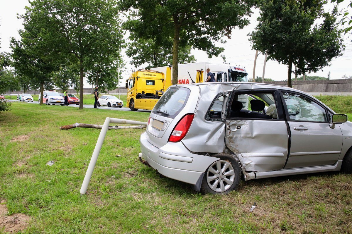 Bestuurder verliest macht over het stuur, komt in berm tot stilstand