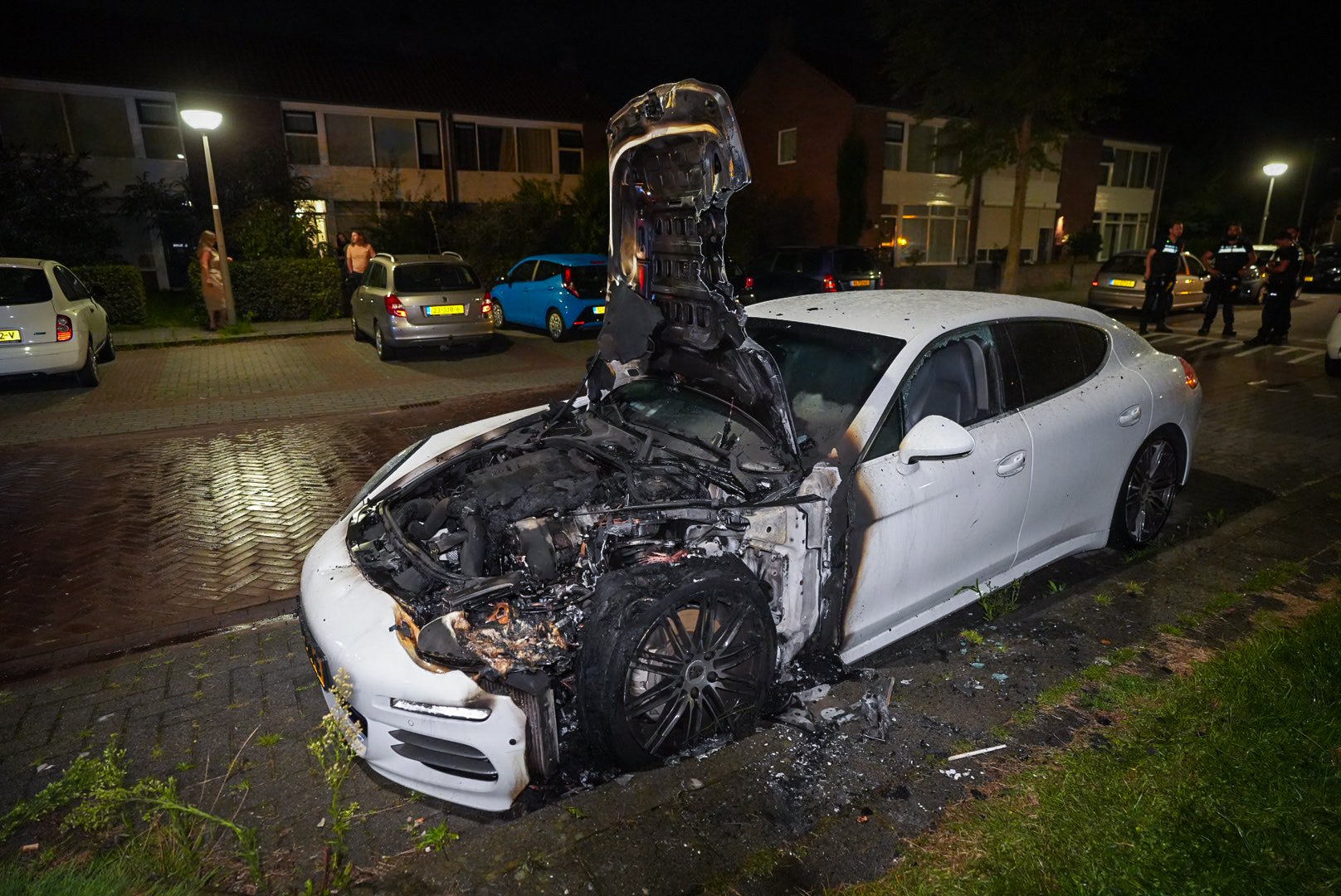 Porsche Panamera in brand gestoken in Arnhem