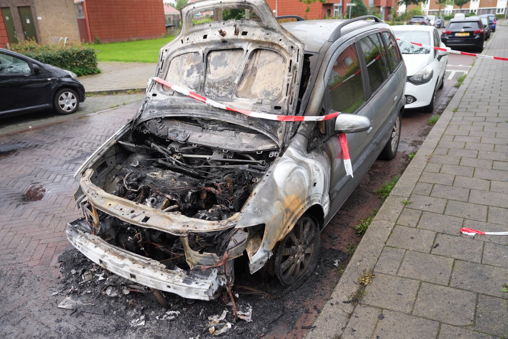 Auto verwoest door brand in Arnhem