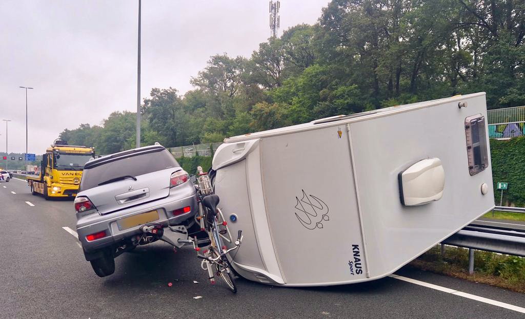 Ongeval met caravan op A12 Arnhem zorgt voor flinke files