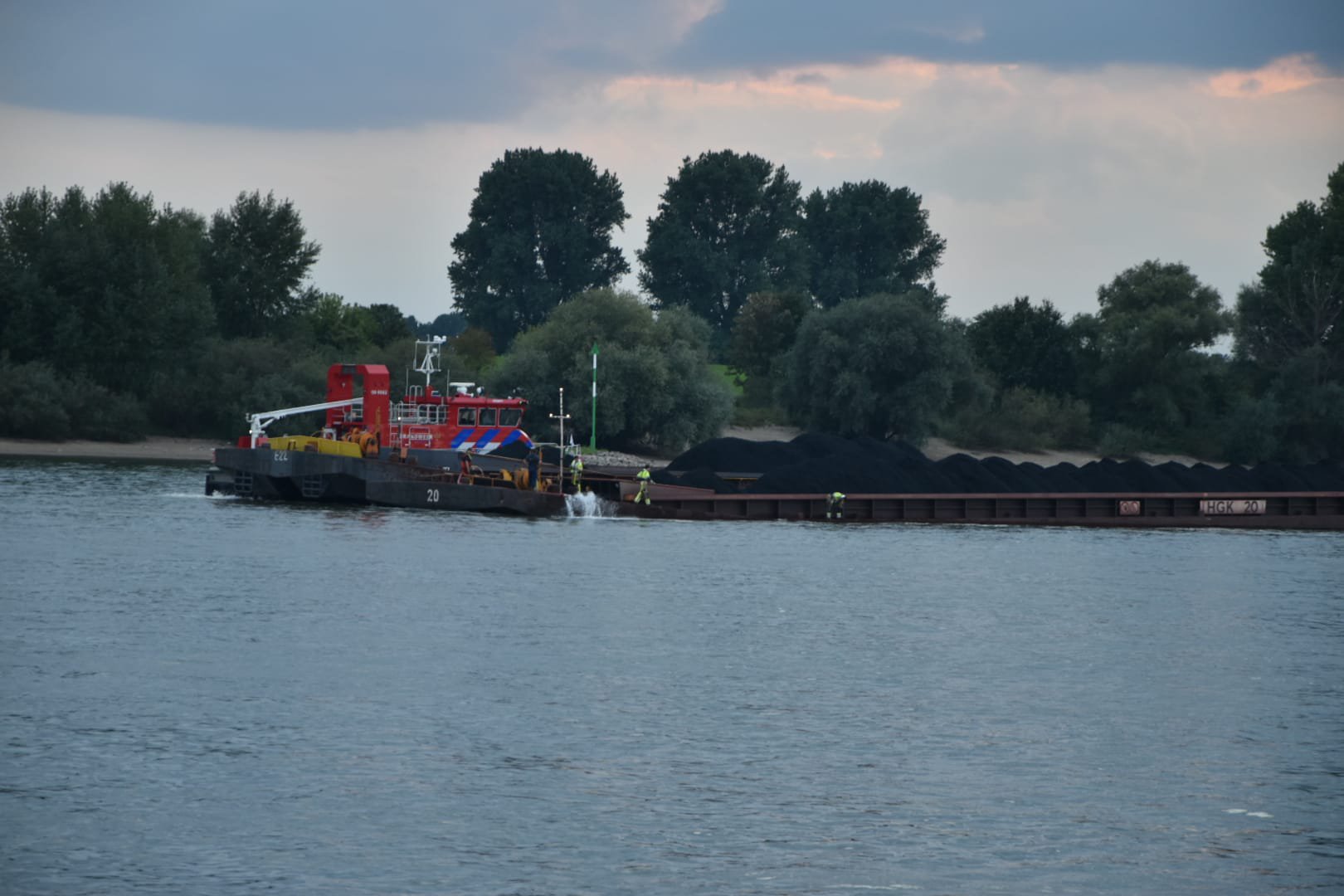 Schip dreigt te zinken in de Rijn bij Tolkamer