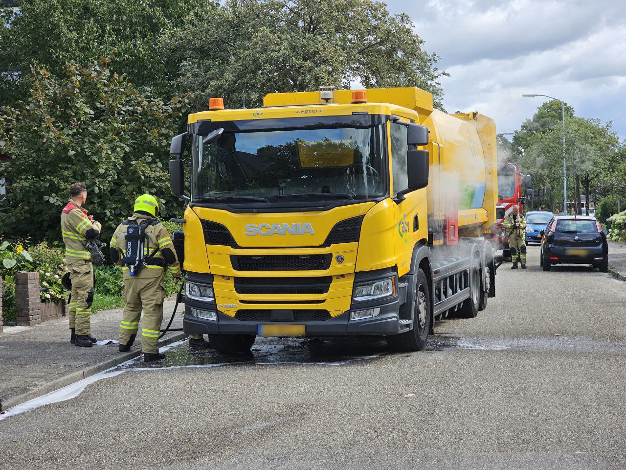 Chauffeur onderneemt bluspoging bij brandende containerwagen