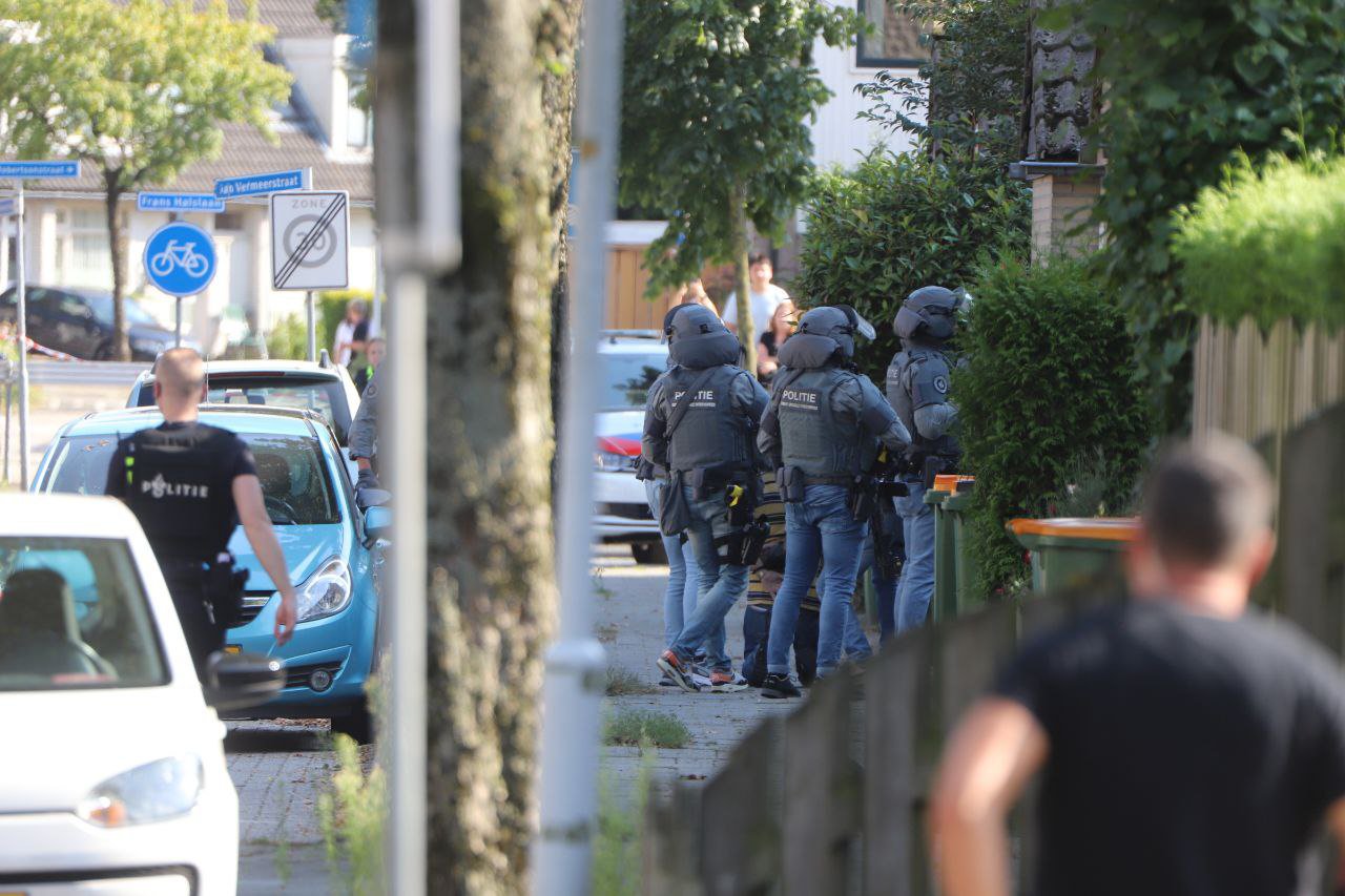 VIDEO: Politie-incident in Ede leidt tot aanhouding na dreiging met vuurwapens
