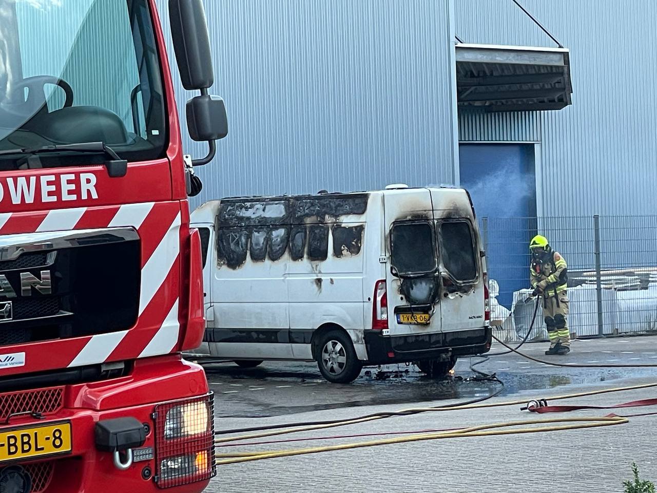 Bestelwagen volledig verwoest door brand