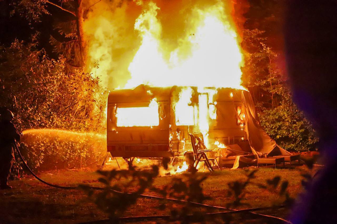 Uitslaande brand verwoest caravan in Ede