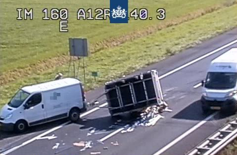 Lange file op A12 door gekantelde aanhanger