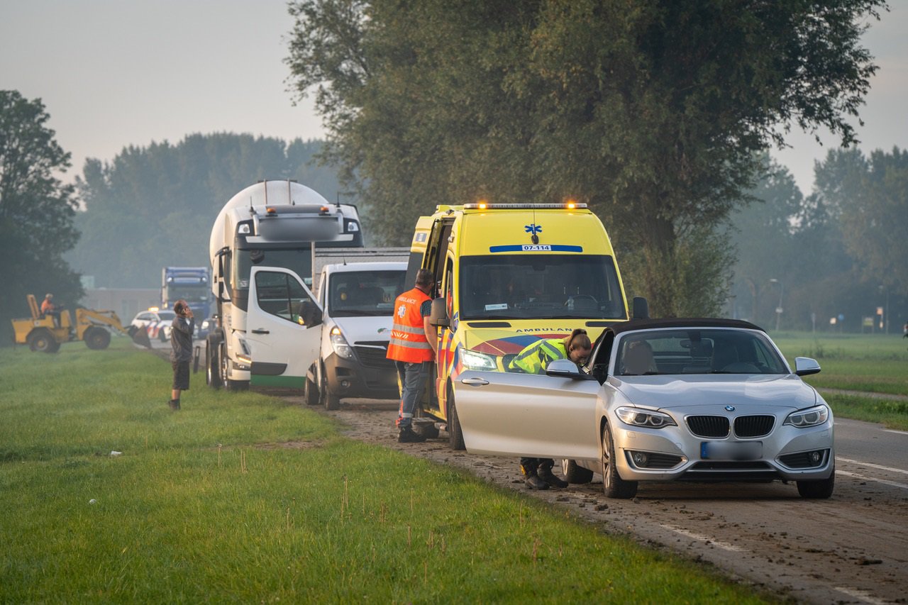 Modder op de weg zorgt voor kettingbotsing