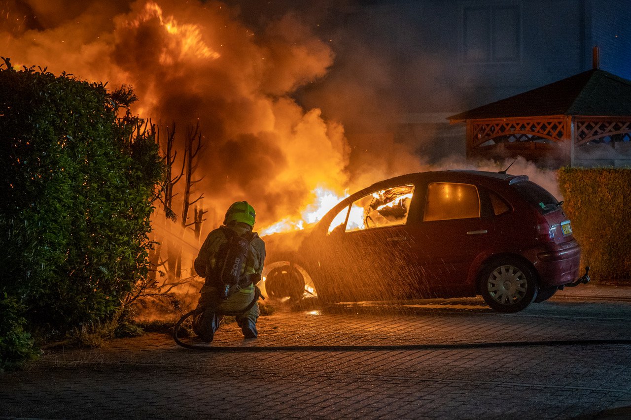Felle brand verwoest auto en heg